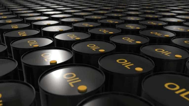 Oil falls due to strong dollar and potential Fed rate hike