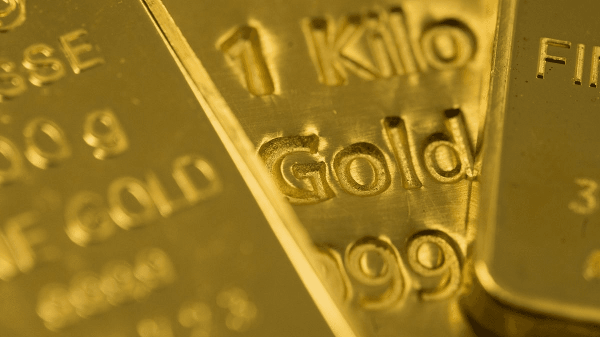 Gold freezes ahead of US jobs test but still set for weekly gains