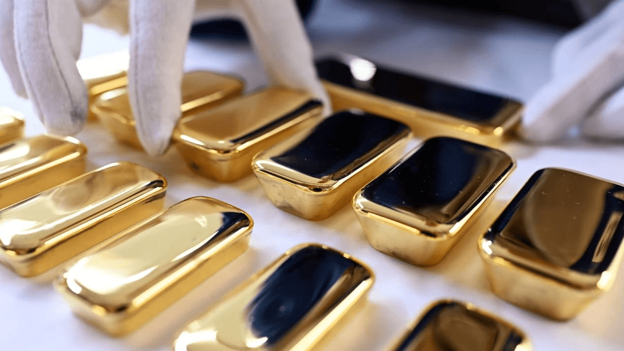 Gold hits fresh high in record-setting rally amid global uncertainties